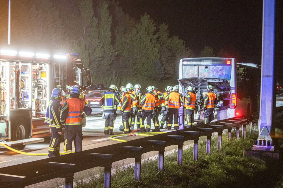 Der Großeinsatz auf der Bundesstraße dauerte bis in die Morgenstunden an.