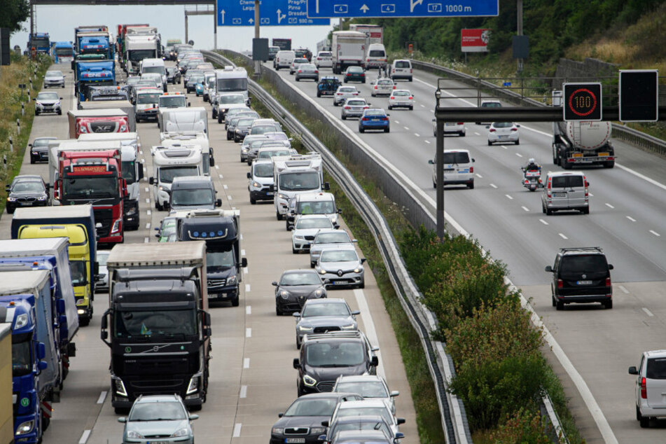 Stau auf der A4: Die Verkehrsdichte zwischen Nossen und Bautzen nimmt zu. Mehr Fahrspuren sollen Abhilfe schaffen. Das sei keine Lösung, sagt dagegen die Umweltorganisation BUND.