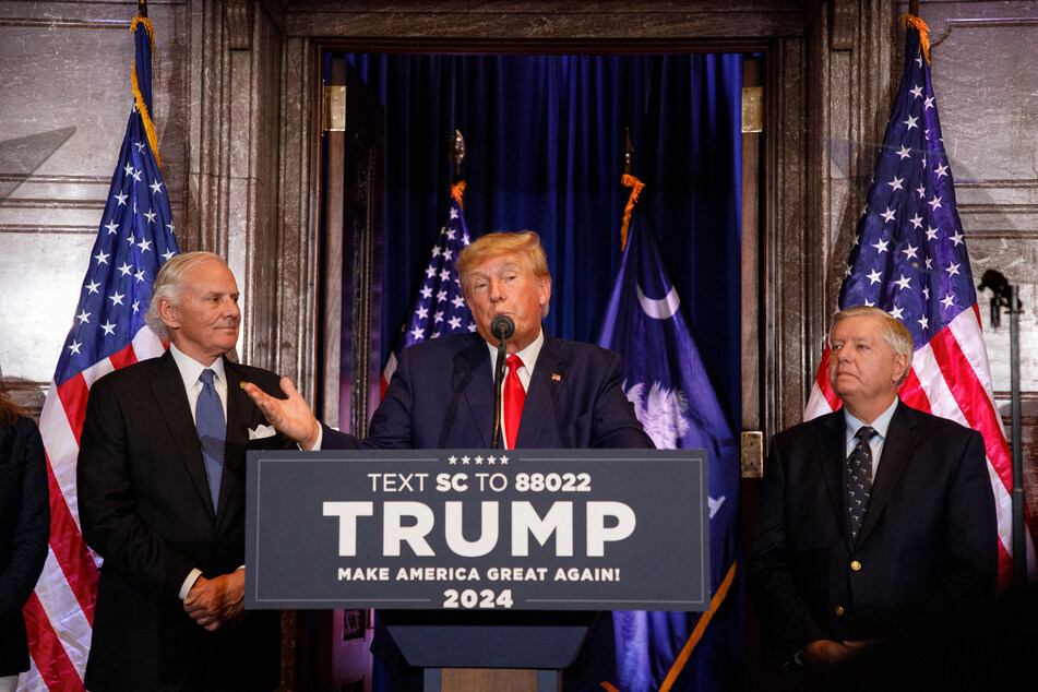 South Carolina Governor Henry McMaster (l.) and Senator Lindsey Graham (r.) joined Donald Trump onstage at his campaign event in Columbia, South Carolina.