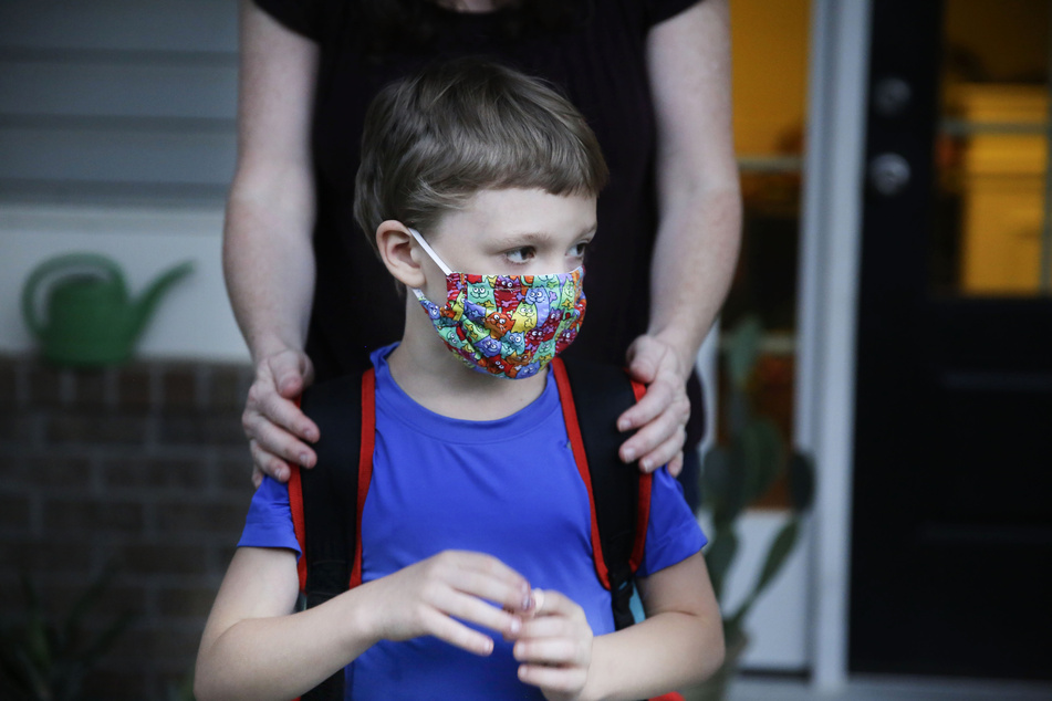 Kinder müssen zum Schulbeginn in NRW im Unterricht Masken tragen. (Symbolbild)