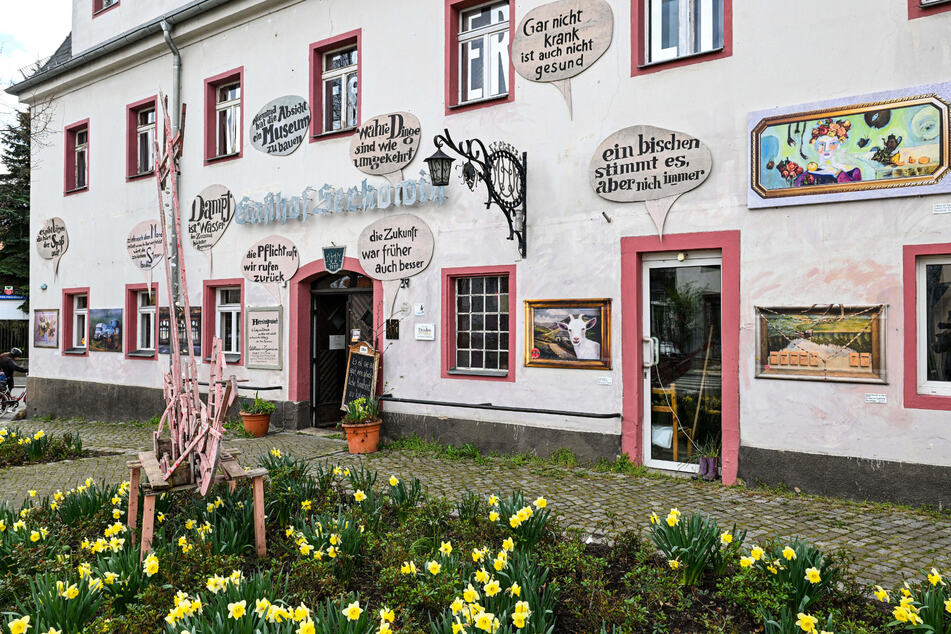 Die Fassade des denkmalgeschützten Gebäudes an der Kötzschenbrodaer Straße ist mittlerweile mit Sprüchen und Gemälden verziert.