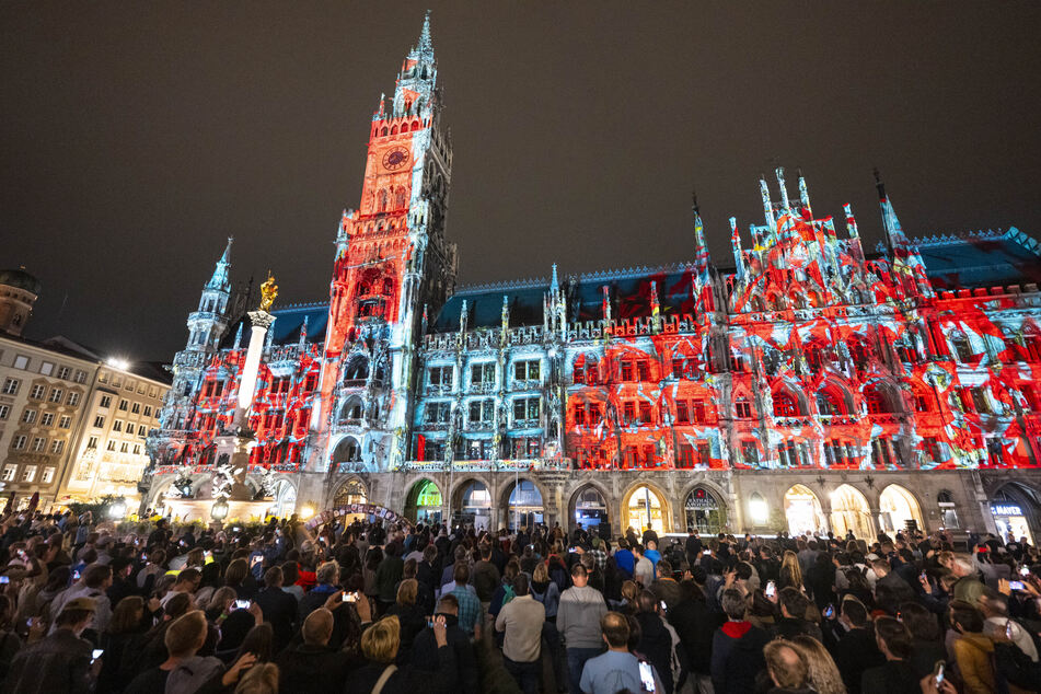 München: Video-Spektakel am Münchner Rathaus: Was steckt dahinter?