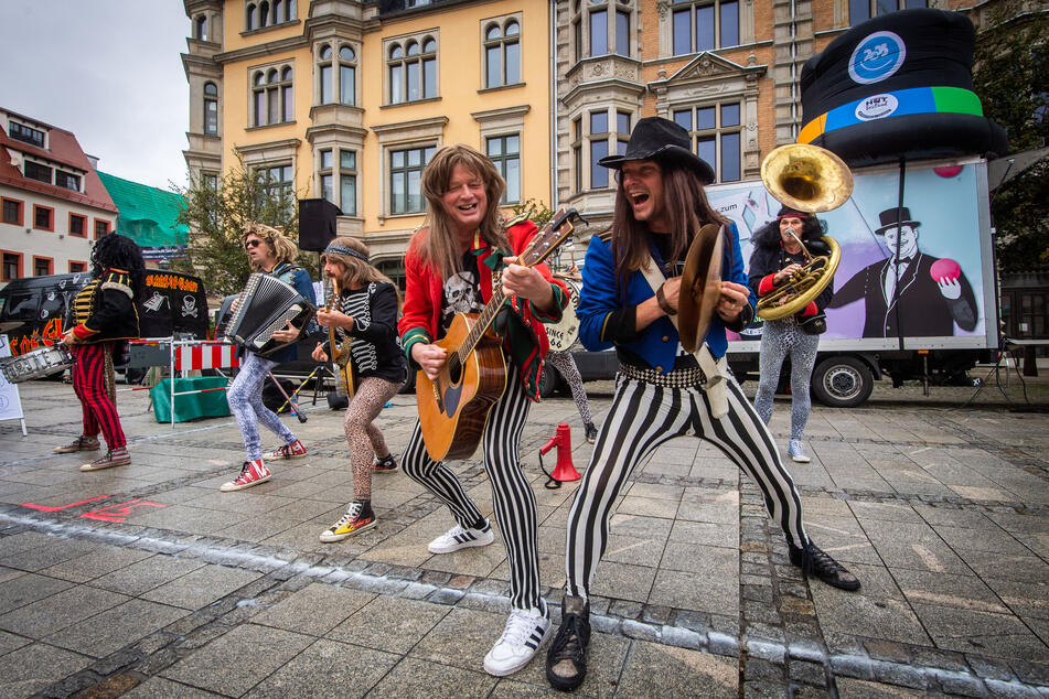 Die niederländische Heavy Metal Marching Band "Blaas of Glory" macht Stimmung auf dem Zwickauer Hauptmarkt.