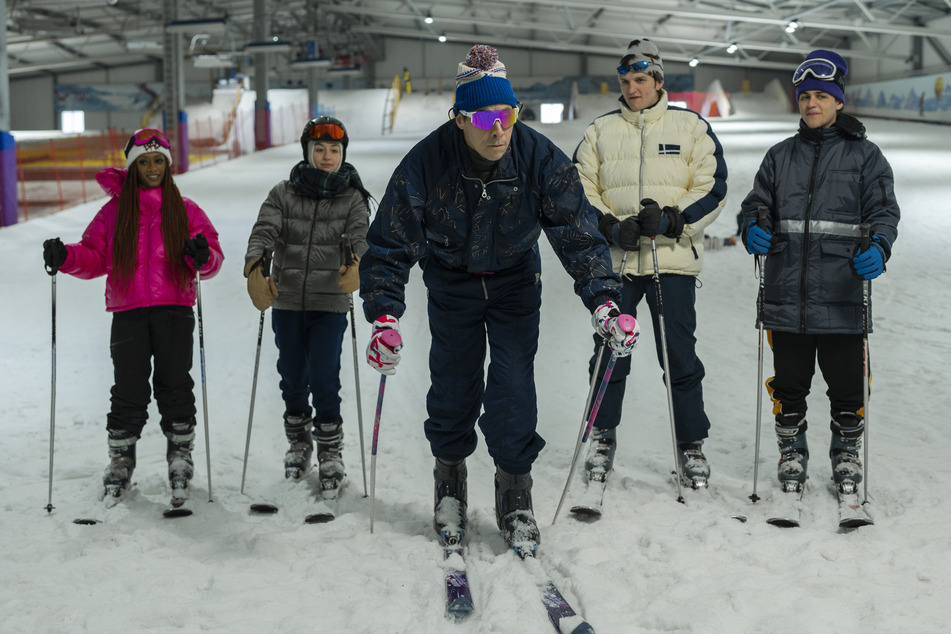 Zum ersten Mal wintert und weihnachtet es bei "Die Discounter"! Aber nicht nur noch mehr nervige Kunden, sondern auch ein Ski-Ausflug erwartet das "Kolinski"-Team rund um Supermarktleiter Thorsten (Marc Hosemann, M., 53).