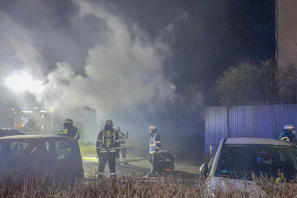 Feuerwehrleute am Einsatzort. In einer Tiefgarage brannten drei Autos komplett aus.