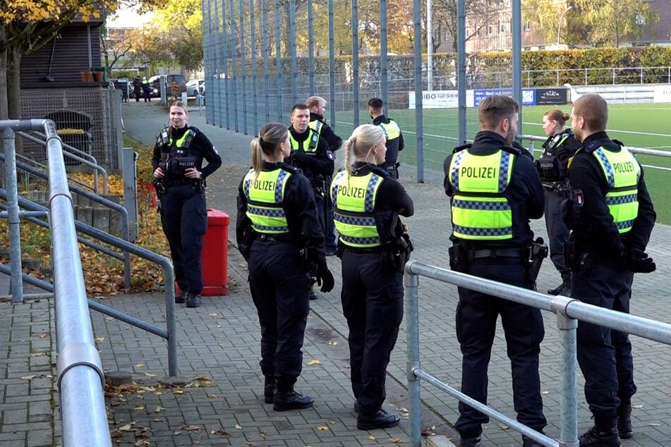 Die Polizei rückte nach einer Schlägerei mit zahlreichen Kräften zu einem Amateurspiel in Hamburg aus.
