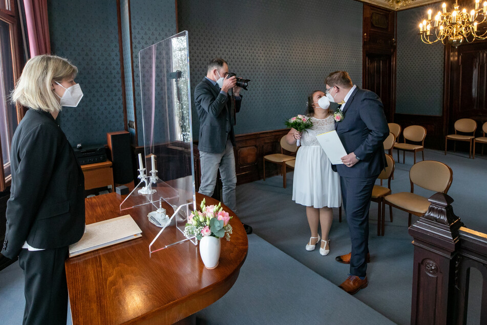 Nur mit Standesbeamtin und Fotograf: Karl (27) und Josefine (31) Kromer haben es gewagt und im Februar geheiratet - trotz Corona. Andere Paare sagen nein und verschieben die Hochzeit.