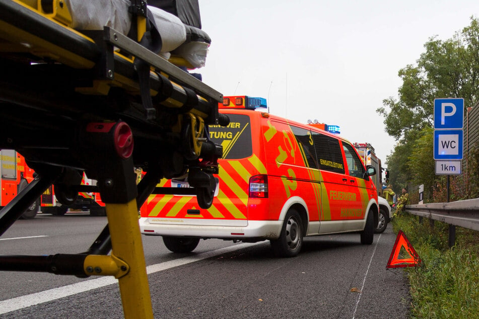 Schwerer Unfall an der A52: Biker prallt gegen Heck und wird auf Fahrbahn geschleudert