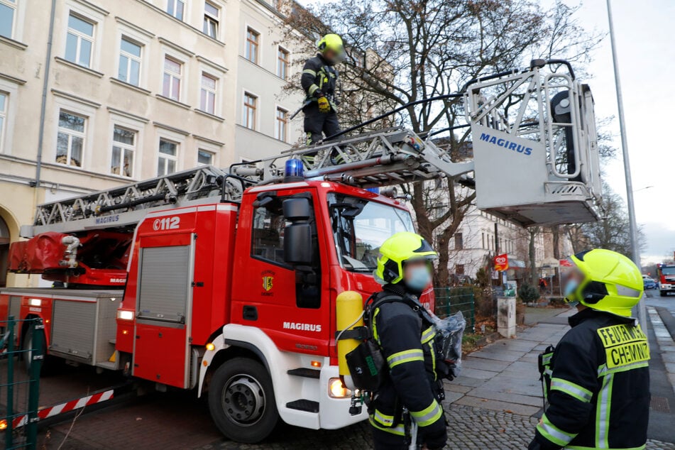 Die Chemnitzer Feuerwehr rückte am Montagmorgen in die Straße der Nationen aus. In einer Dachgeschosswohnung brach ein Feuer aus.