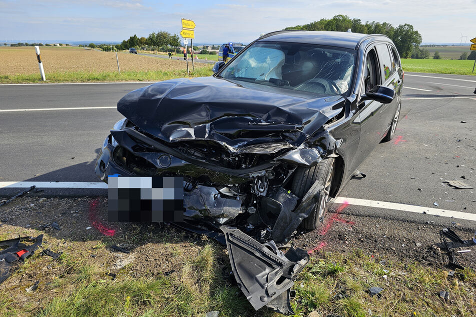 Der BMW wurde im Frontbereich völlig zerstört. Die Kreuzung musste gesperrt werden.