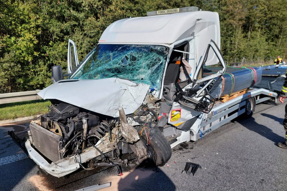 Der Unfallverursacher (22) im Mercedes erlitt schwere Verletzungen.