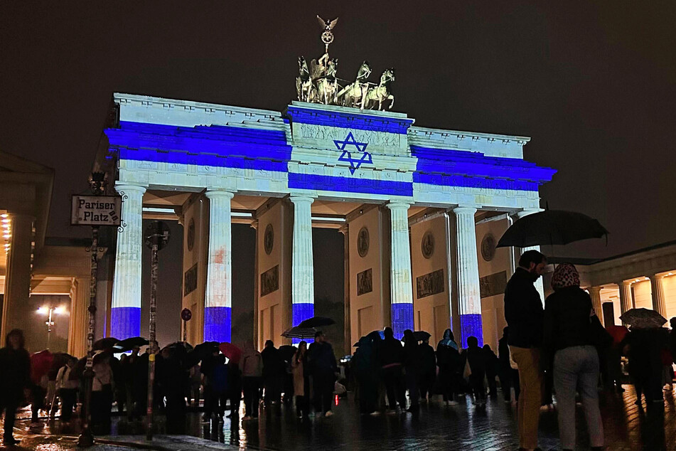 Das Brandenburger Tor ist am Samstagabend als Solidaritätsbekundung in den Farben der israelischen Flagge angestrahlt worden.