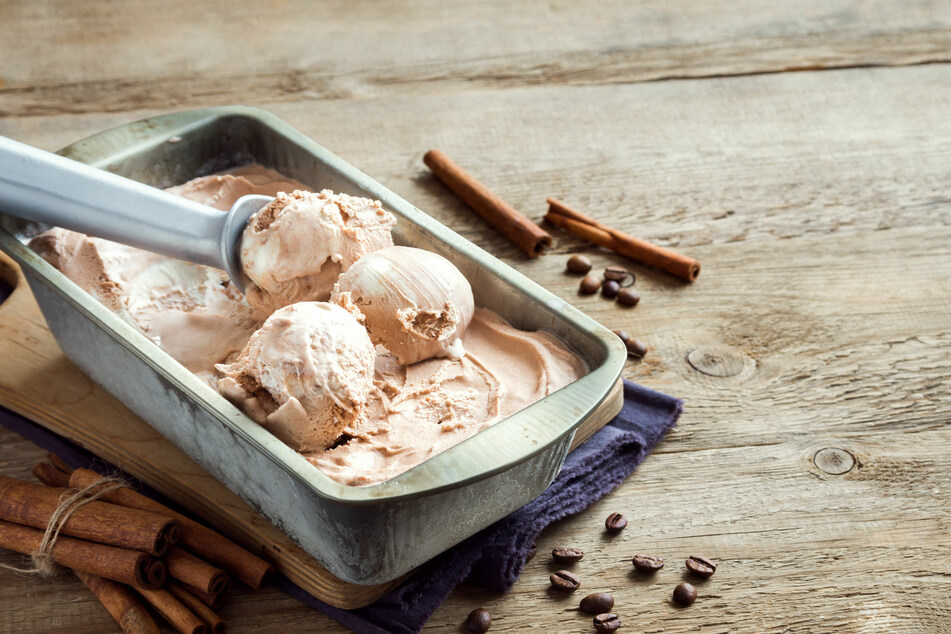 Eine Prise Zimt rundet den Geschmack der Nicecream noch ab.