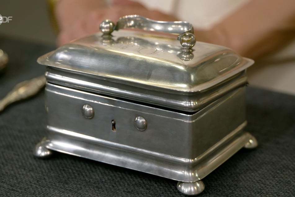 Die gefundene Zuckerdose, die aus dem 19. Jahrhundert stammt, ist ein wahrer Schatz.