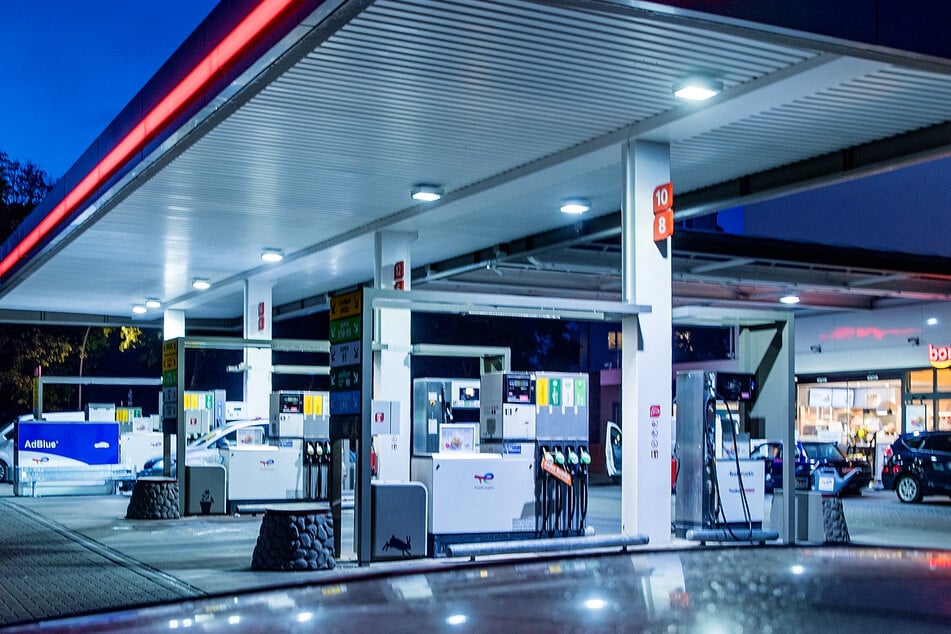 Die Mutter hatte ihr Kind beim Anfahren an einer Tankstelle übersehen und versehentlich angefahren. (Symbolbild)