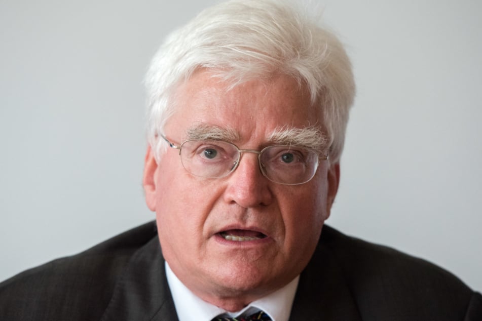 Winfried Stöcker hat sich selbst geimpft und geheilt. Die wissenschaftliche Aussagekraft ist zweifelhaft - alles vielleicht nur ein PR-Coup für seine Firma Euroimmun aus Lübeck?