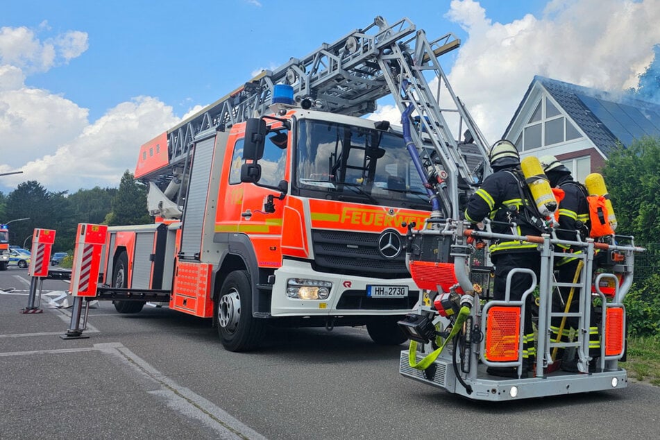 Hamburg: Dachstuhlbrand! Auch Airport-Feuerwehr stundenlang im Einsatz