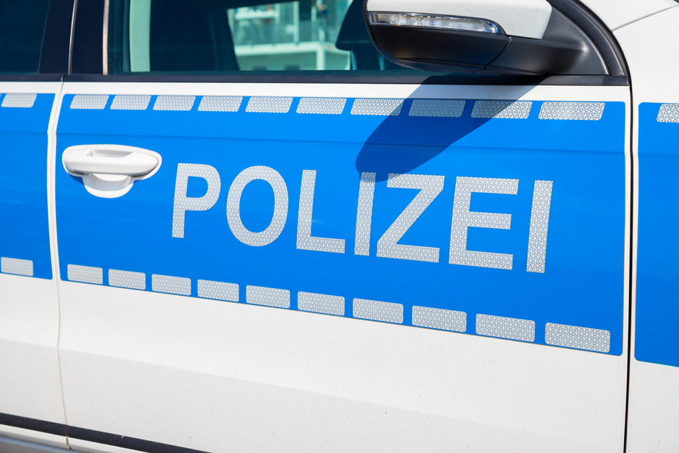 Die Kölner Polizei hat in einem Lastwagen-Anhänger drei mutmaßlich illegal eingereiste Männer gefunden. (Symbolbild)