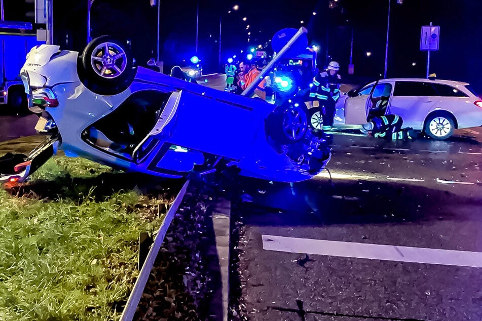 Bei einem folgenschweren Unfall am Sonntagmorgen ist in München ein BMW auf dem Dach gelandet, der Fahrer (35) schwer verletzt worden.