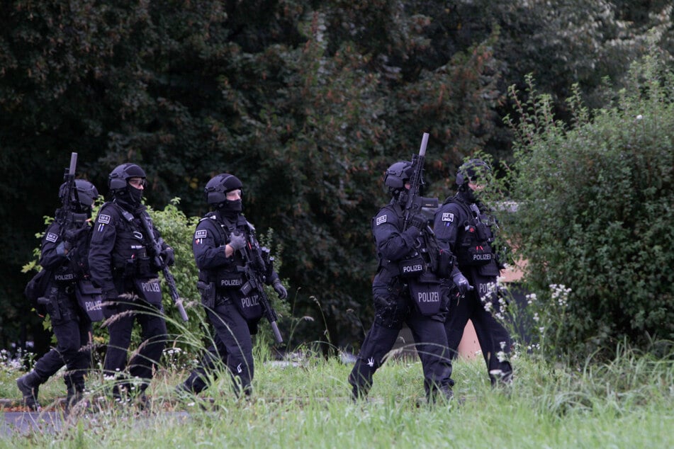 Auch speziell geschulte Polizisten für lebensbedrohliche Einsatzlagen (LebEL-Kräfte) waren vor Ort.