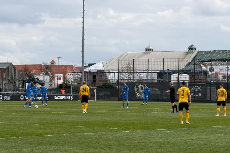 Schiri Jens Klemm hat das Spiel angepfiffen.