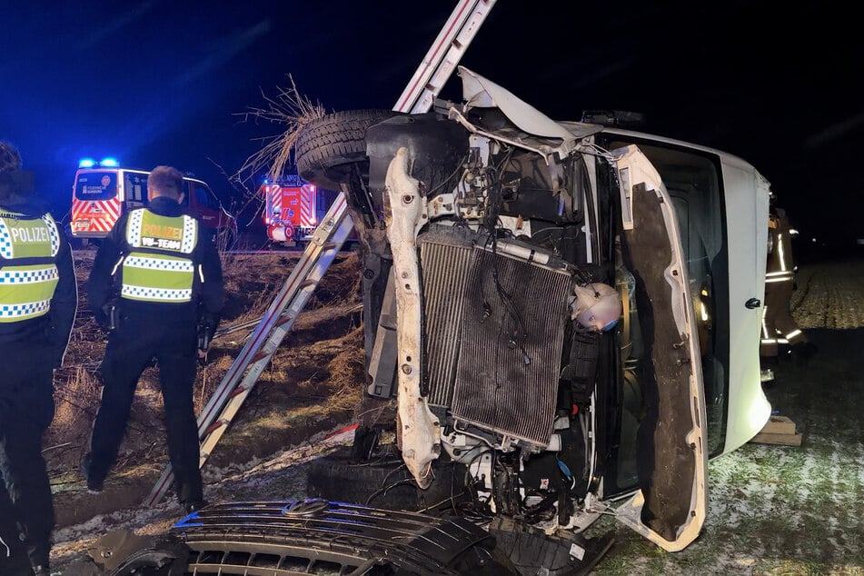 Auf der A7 bei Hamburg hat sich ein Fahrer mit seinem Transporter bei einem Unfall überschlagen.