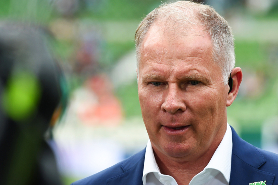 Stefan Reuter (53) vom FC Augsburg hat vor dem Spitzenspiel der Bundesliga gegen RB Leipzig den Terminplan scharf kritisiert.