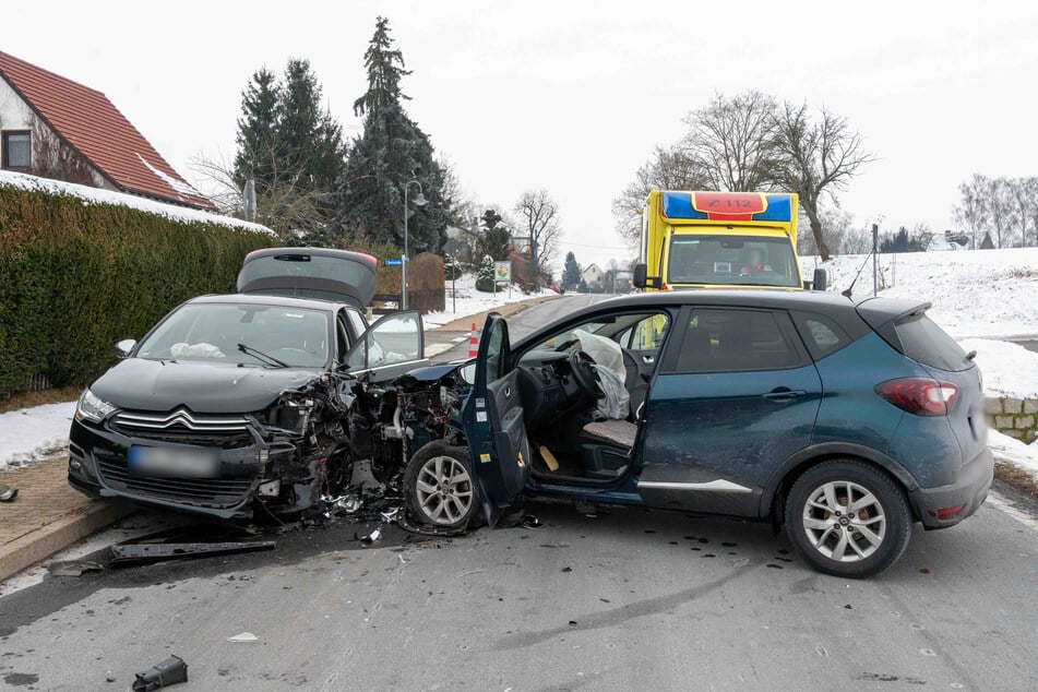 Frontalcrash im Seelitzer Ortsteil Gröblitz: Zwei Autos kollidierten miteinander. Die Straße wurde komplett gesperrt.