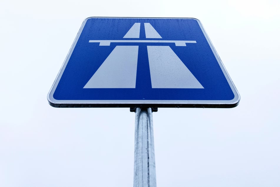 Die rechte Spur der A6 zwischen den Anschlussstellen Öhringen und Neuenstein ist aktuell nicht sicher befahrbar und daher gesperrt. (Symbolbild)