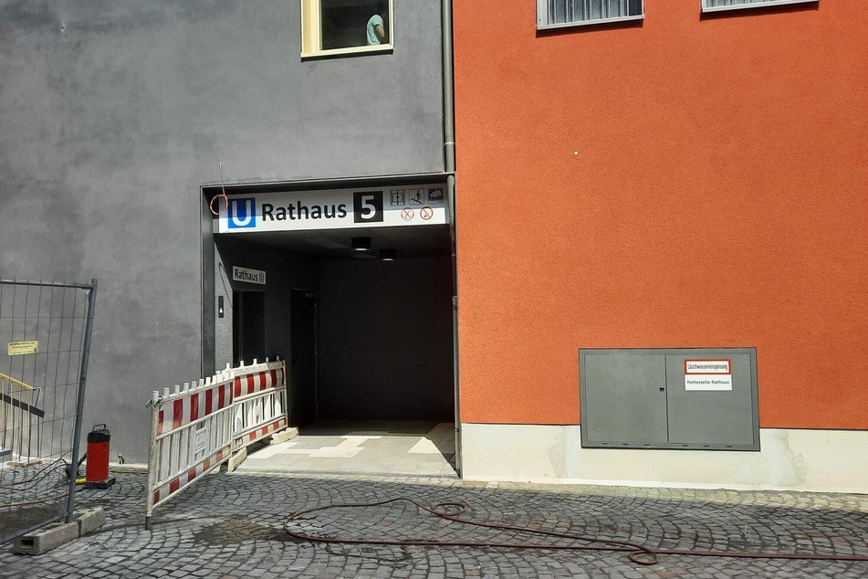 Direkt neben der Treppe geht es barrierefrei im Aufzug runter zur KVB-Haltestelle "Rathaus".