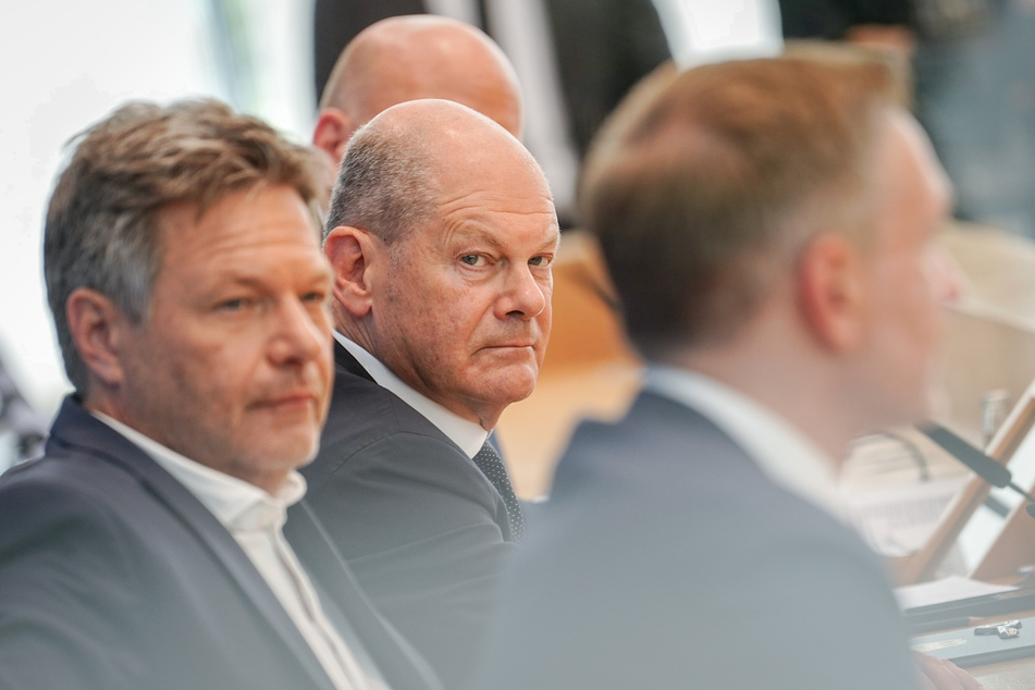 Bundeskanzler Olaf Scholz (66, SPD, M.), Robert Habeck (54, Grüne, l.) und Christian Lindner (45, FDP) müssen offenbar den Haushalt 2025 weiterverhandeln.