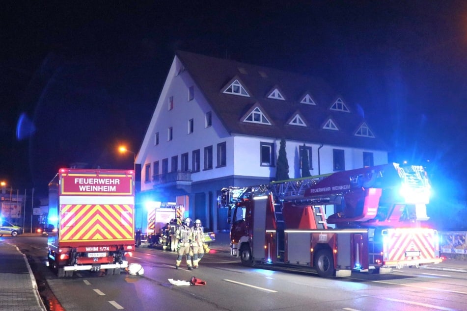 In den frühen Samstagmorgenstunden mussten die Einsatzkräfte in die Bergstraße in Weinheim ausrücken.
