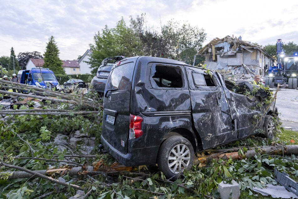 Benachbarte Gebäude und geparkte Autos wurden durch weggeschleuderte Trümmerteile und die Druckwelle stark beschädigt.