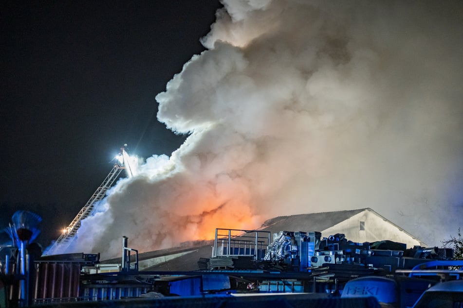 Stundenlang mussten die Einsatzkräfte der Feuerwehr gegen die lodernden Flammen ankämpfen.