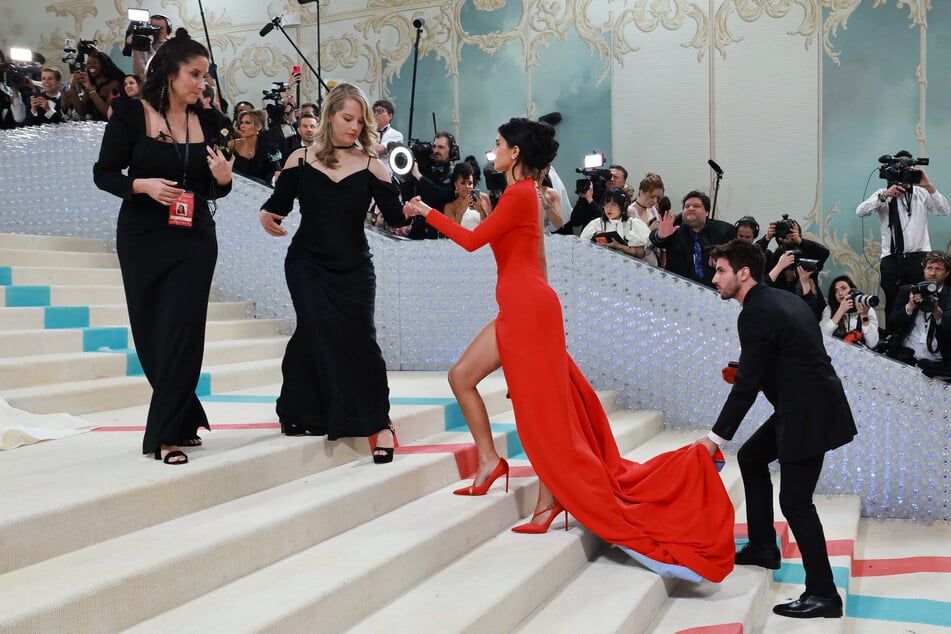 According to Eugenio Casnighi (r.), he helped Kylie Jenner at last year's Met Gala "with whatever she needed."