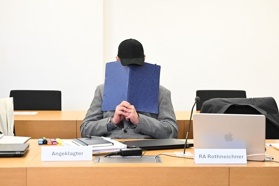 Bisher habe sich der Angeklagte nicht geäußert.
