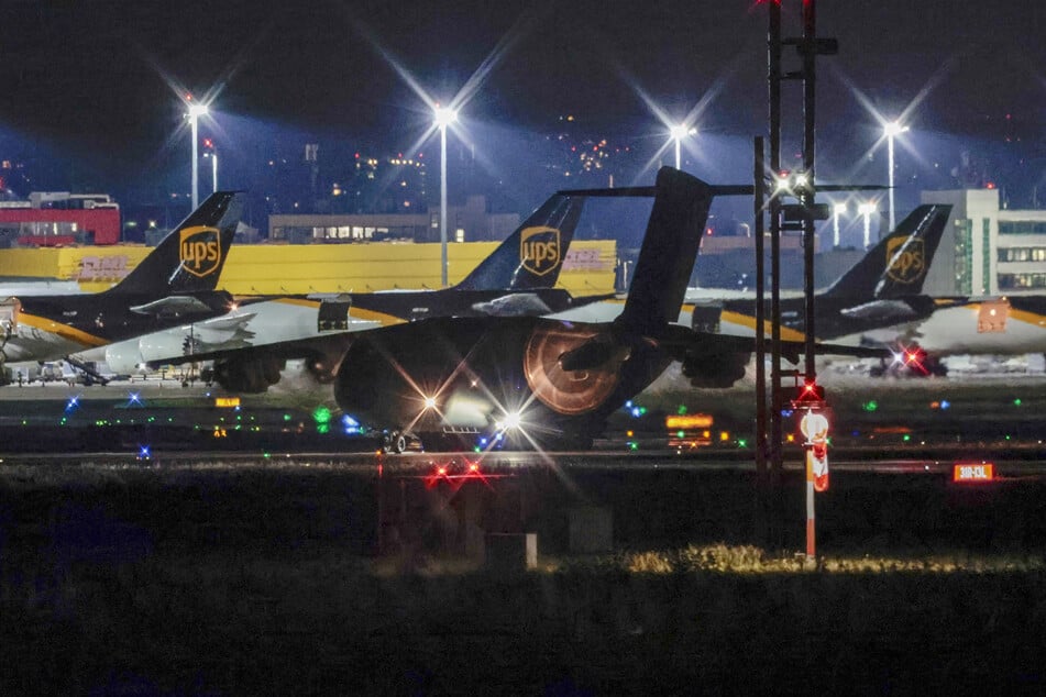 Zwei Flugzeuge der Luftwaffe mit 64 deutschen Israel-Rückkehrern an Bord sind in der Nacht am Flughafen Köln/Bonn gelandet.