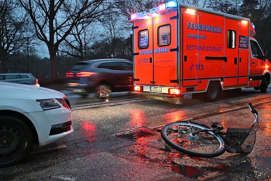 Unfall in Hamburg: 90-jähriger Autofahrer übersieht Radfahrerin
