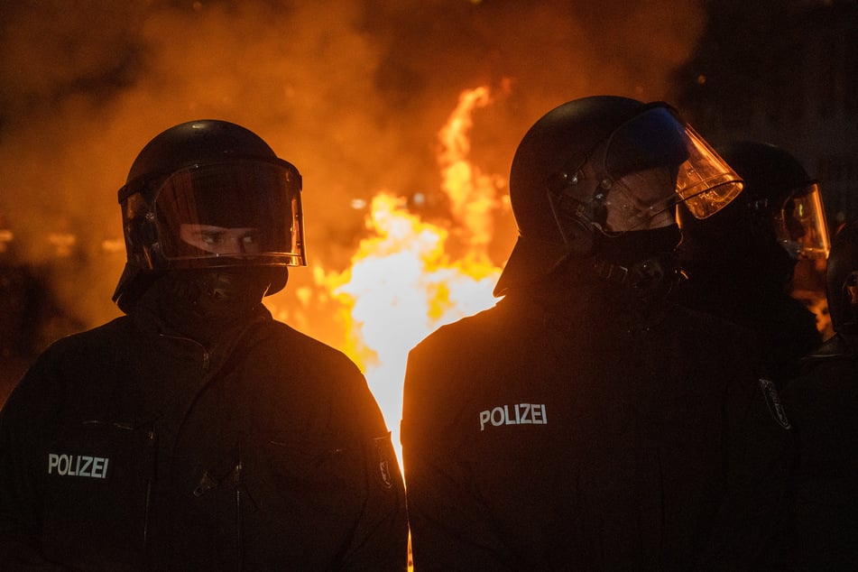 Mindestens 93 Polizisten wurden dabei verletzt.