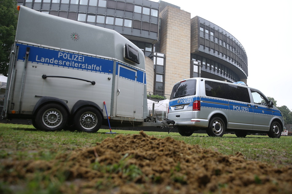 Ein Polizeibus mit Pferdeanhänger steht vor dem Landtag in Düsseldorf. Eine Reiterstaffel der Polizei schützt seit einigen Wochen zusätzlich das Gebäude.