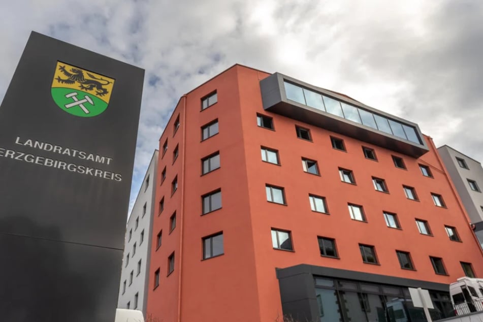 Nach hitzigen Diskussionen über die angemeldete Antifa-Demo genehmigte das Landratsamt Erzgebirgskreis die angemeldete Versammlung unter Auflagen.