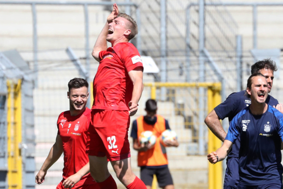 So jubelte Elia Huth am 4. Juli. Nach dem 0:0 in Mannheim war der Klassenerhalt für den FSV geschafft.