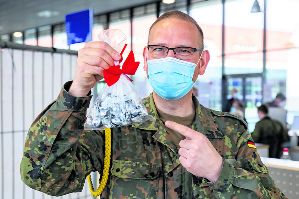 Stabsfeldwebel Jörg Haase (43) mit den Süßigkeiten, die eine ältere Dame mitgebracht hat.