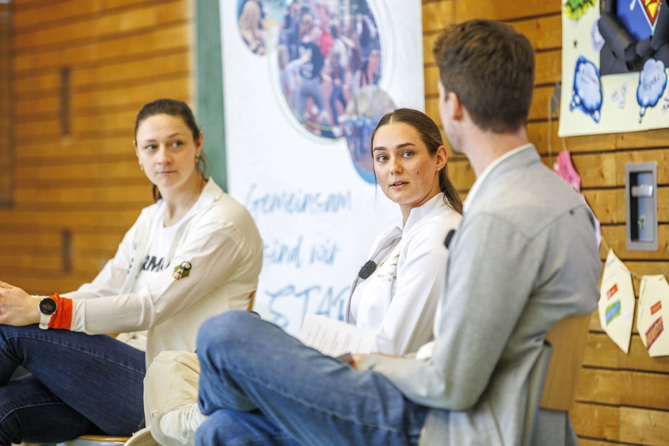 Kanutin Steffi Kriegerstein (31, l.) und Turnerin Helene Schäfer-Betz (24) in der Turnhalle der Oberschule in Laubegast.