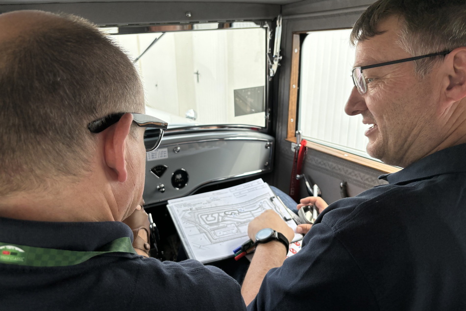 Aufgabenbesprechung vor der Rallye-Prüfung: Thomas Stebich und Beifahrer Ronny Tolliszus (55) waren ein gutes Team.