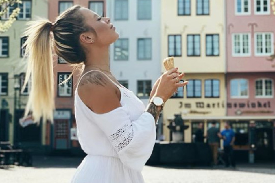 Jade Britani Übach (25) schleckt ein Eis am Fischmarkt in Köln.
