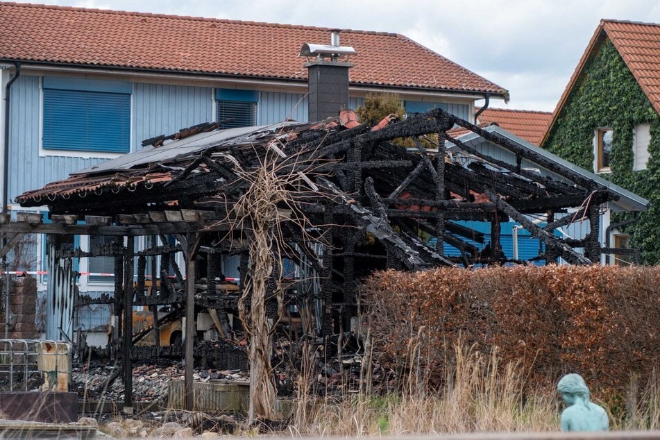 Beim Eintreffen der Einsatzkräfte stand der Carport samt der beiden darunter geparkten Autos vollständig in Flammen.