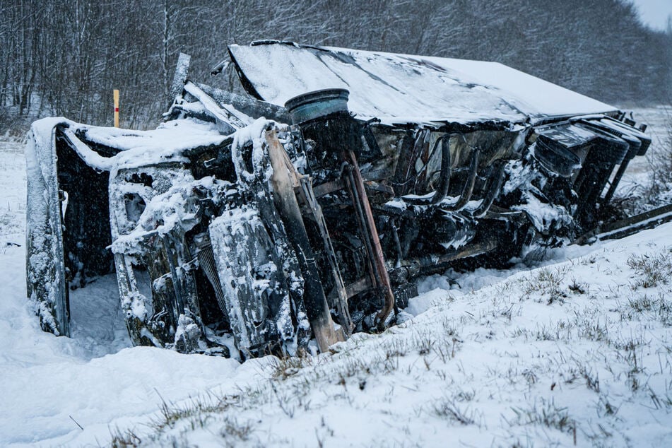 Am frühen Morgen war auf der A66 bei Schlüchtern ein Lastwagen von der Fahrbahn abgekommen, umgekippt und hatte Feuer gefangen.