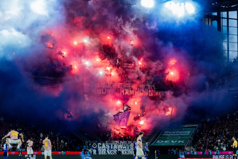 Die zweite Halbzeit konnte nach fulminanter Pyro-Show der Gästefans erst Minuten später angepfiffen werden.