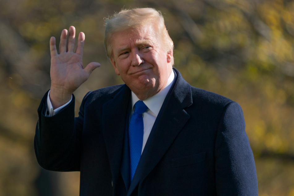 Donald Trump (74) geht über den Südrasen des Weißen Hauses.